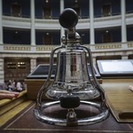 Πολυνομοσχέδιο: Κόντρα στη Βουλή για το «κατεπείγον»