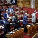 Χαμός στη Βουλή με "Σκοπιανούς βουλευτές" και "σφαίρες" 