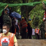 Ταϊλάνδη: Ένα από τα παγιδευμένα αγόρια μεταφέρεται σε φορείο εκτός σπηλιάς