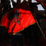 Αλβανοί με σημαίες