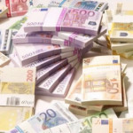 Χαρτονομίσματα ευρώ σε δεσμίδες