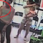 Τρομακτικό: Προσπαθεί να αρπάξει την κόρη της μέσα από μαγαζί