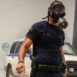 Φονικές πυρκαγιές: Η εικόνα του αστυνομικού που «έριξε» το διαδίκτυο