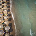 Παραλία ομπρέλες ξαπλώστρες