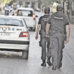 Αστυνομοι και περιπολικό της ΕΛΑΣ