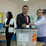 Ο Ζόραν Ζάεφ ψηφίζει με τον γιο του στο δημοψήφισμα