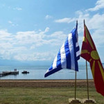 Ελληνικη και σκοπιανη σημαια στις Πρέσπες