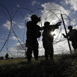 Στρατιώτες των ΗΠΑ στήνουν φράχτη στα σύνορα με Μεξικό