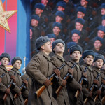 Ρώσοι στρατιώτες παρελαύνουν στην Κόκκινη Πλατεία