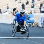 Άνδρας σε αναπηρικό καροτσάκι τερματίζει στα 5 χιλιόμετρα