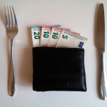 Πορτοφόλι με χρήματα και μαχαιροπίρουνα