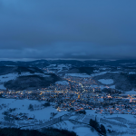 Πανοραμική εικόνα από τη χιονισμένη πόλη Sissach στην Ελβετία