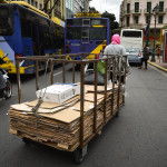 Γυναίκα πηγαίνει χάρτινες συσκευασίες στην ανακύκλωση για λίγα χρήματα