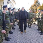 Ο Πάνος Καμμένος επιθεωρεί άγημα στα σύνορα με τα Σκόπια