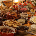 Χριστουγεννιάτικο τραπέζι γεμάτο με πολλά φαγητά
