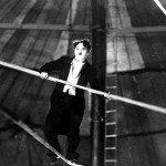 O Τσάρλι Τσάπλιν ακροβατεί σε σχοινί το 1927