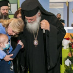 Ο Αρχιεπίσκοπος Ιερώνυμος και η κυρία Βαρδινογιάννη με παιδί της «ΕΛΠΙΔΑΣ»