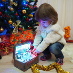 Παιδάκι ανοίγει δώρο Χριστουγέννων
