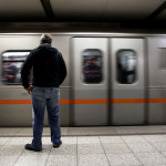 Επιβάτης περιμένει να ανέβει στο μετρό στην Αθήνα