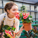 Εικόνα Ευτυχίας με μία γυναίκα να απολαμβάνει το άρωμα λουλουδιών