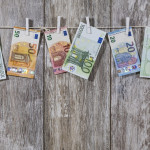 Χαρτονομισματα του ευρώ απλωμένα σε μπουγάδα