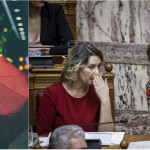 Γεροβασίλη - Παπακώστα και γυναίκα που κρατά ομπρέλα