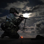 Έλληνας στρατιωτης σε νυχτερινές βολές