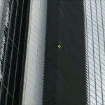 Ο Αλέν Ρομπέρ ανεβαίνει σε ουρανοξύστη στη Μανίλα