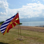 Σημαίες Ελλάδας και Σκοπίων στις Πρέσπες