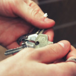 Χέρι κρατά κλειδιά σπιτιού