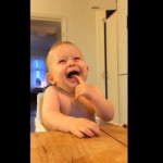 Μωρό γελά υστερικά με τη μαμά του που προσπαθεί να ανοίξει καρύδα