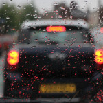 Παρμπρίζ αυτοκινήτου καλυμμένο με βροχή