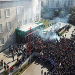 Διαδηλωτές έξω από το πρωθυπουργικό μέγαρο στην Αλβανία