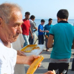Ο φούρναρης της Κω την ώρα που μοιράζει ψωμί σε πρόσφυγες