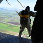 Αλεξιπτωτιστής της ΣΧΑΛ ετοιμάζεται για πτώση από το αεροσκάφος