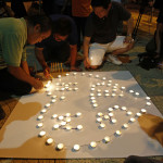 Εικόνα από εκδήλωση προς τιμήν των θυμάτων της πτήσης ΜΗ370