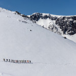 Ορειβάτες διασχίζουν όρος καλυμμένο με χιόνι