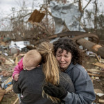 Γυναίκες κλαίνε μπροστά από το κατεστραμμένο τους σπίτι