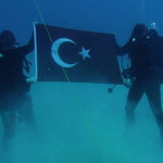 Τούρκοι βατραχάνθρωποι στον βυθό της Σούδας με την τουρκική σημαία