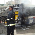 Πυροσβεστες και καμένο λεωφορείο