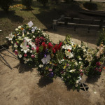 Λουλούδια στους τάφους του πατέρα και της κόρης