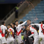 Οι παίκτες του Περού πανηγυρίζουν την πρόκριση στον τελικό του Κόπα Αμέρικα
