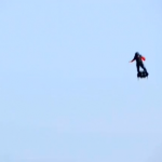 άνδρας επιχείρησε να πετάξει με ιπτάμενο πατίνι