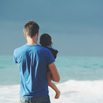 Ο μπαμπάς με το παιδί του στη θάλασσα