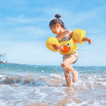 Κοριτσάκι που παίζει στην παραλία