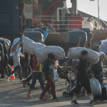 Πρόσφυγες αποβιβάζονται στο λιμάνι της Θεσσαλονίκης