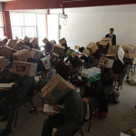 Η φωτογραφία με τους μαθητές να φορούν χαρτόκουτα στο κεφάλι