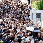 Πλήθος κόσμου συνοδεύει τον Λαυρέντη Μαχαιρίτσα στην τελευταία του κατοικία