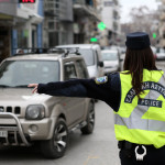 αστυνομικός σταματά για έλεγχο ένα ΙΧ