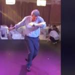 Ο Παύλος Πολάκης χορεύει ζειμπέκικο